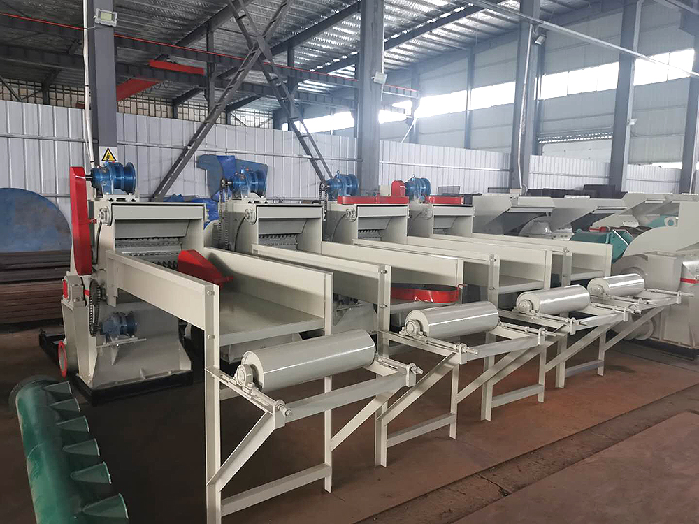 Automatic feed wood crusher