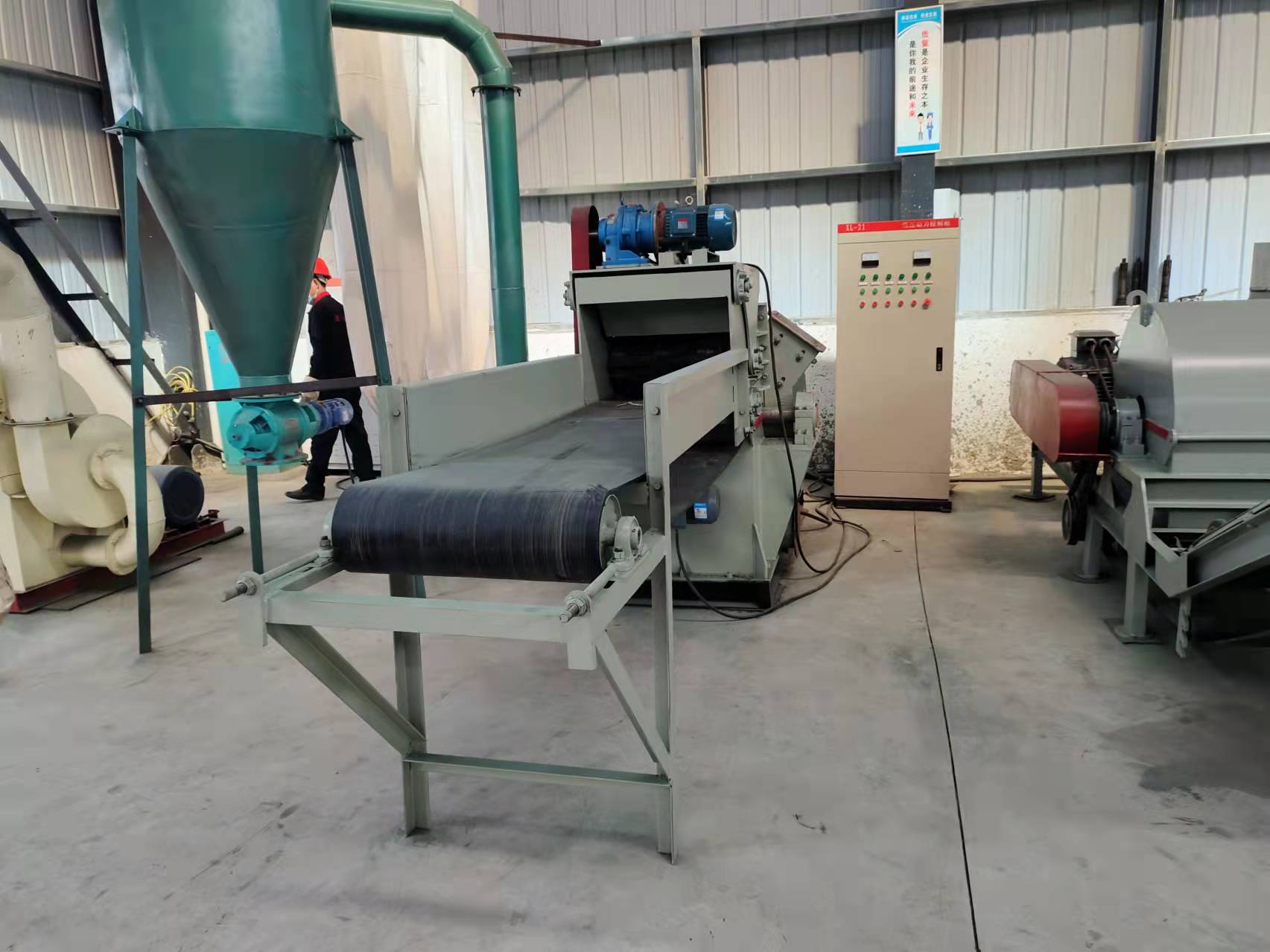 Automatic feed wood crusher