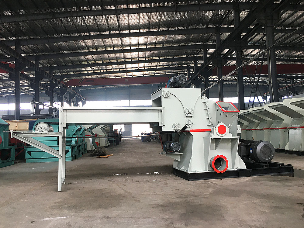 Forced feed wood crusher