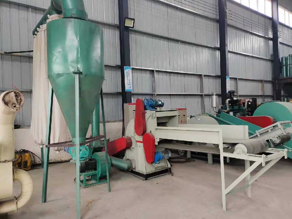 Automatic feed wood crusher