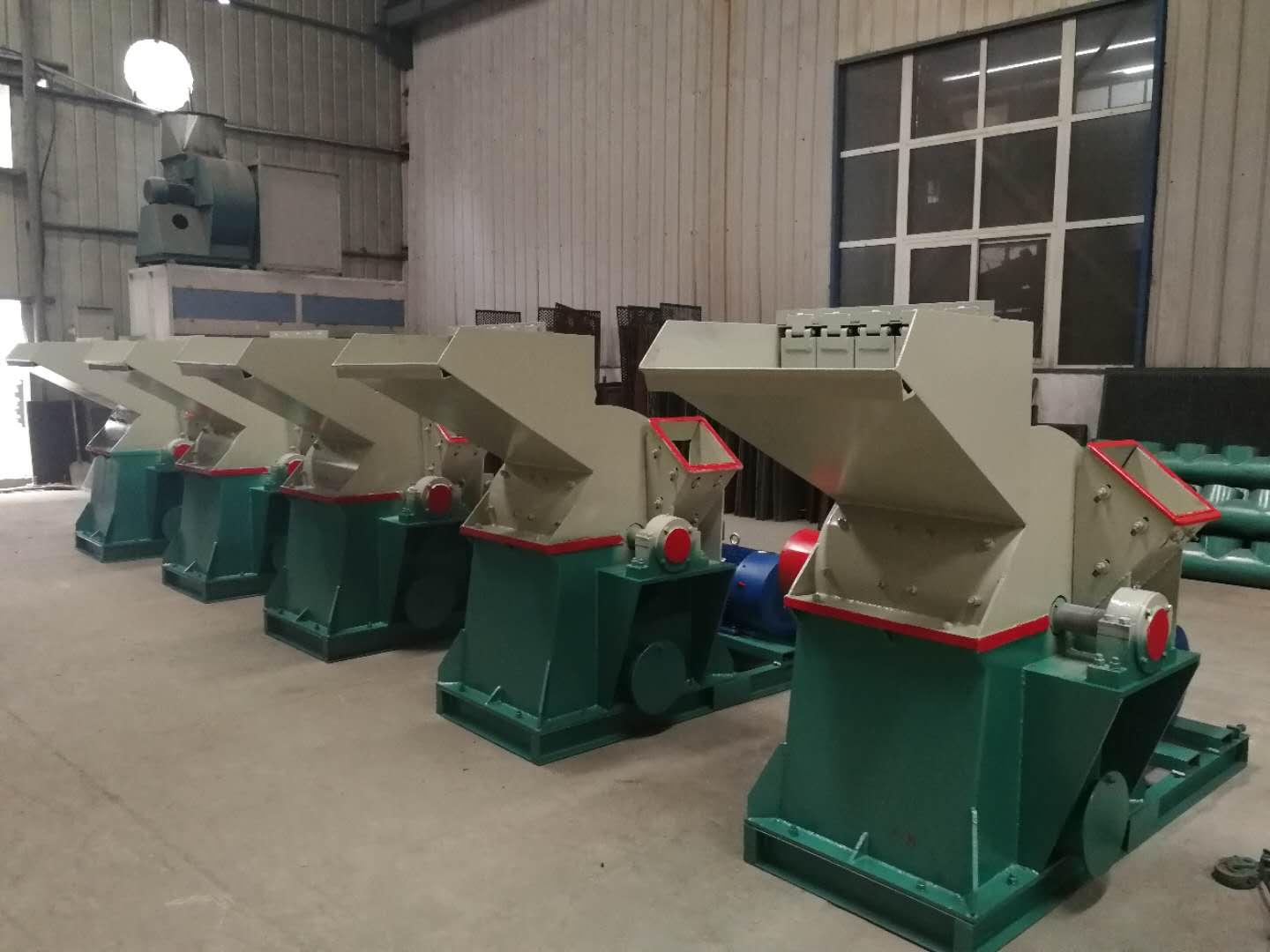 Double mouth wood crusher