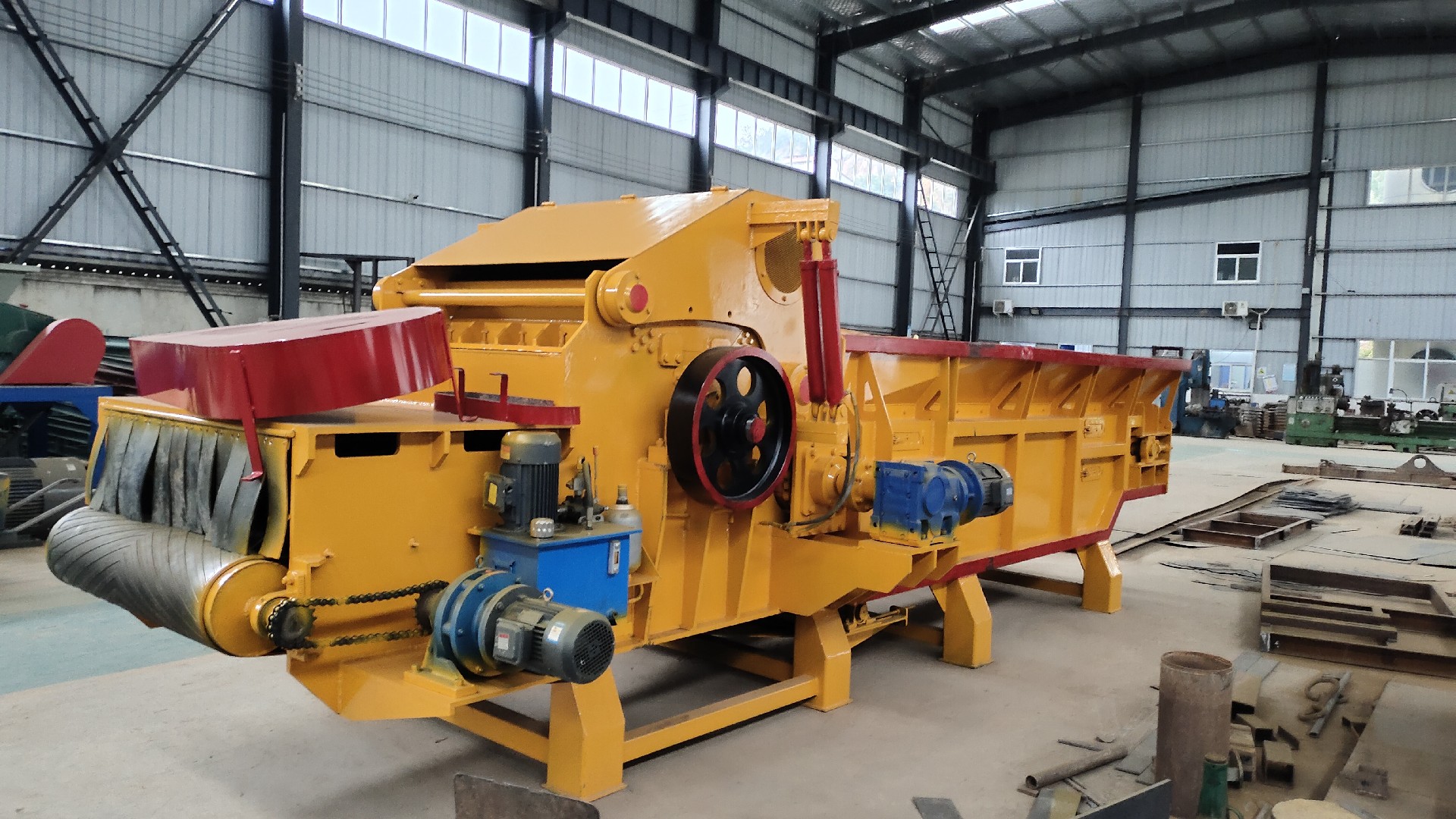 Truck-mounted mobile crusher