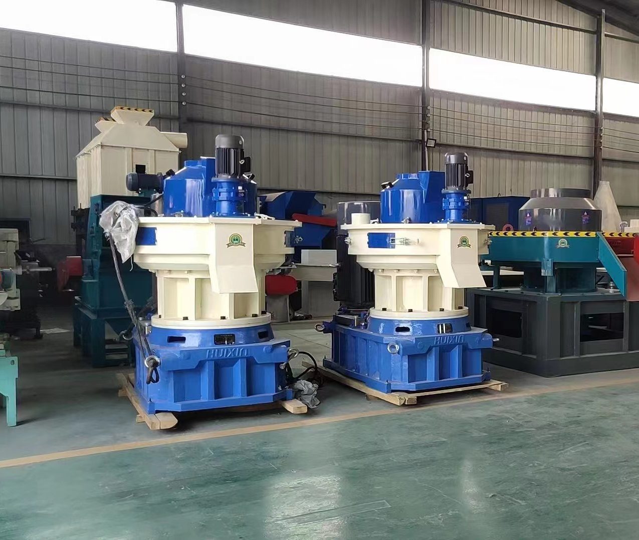 Centrifugal ring die granulator