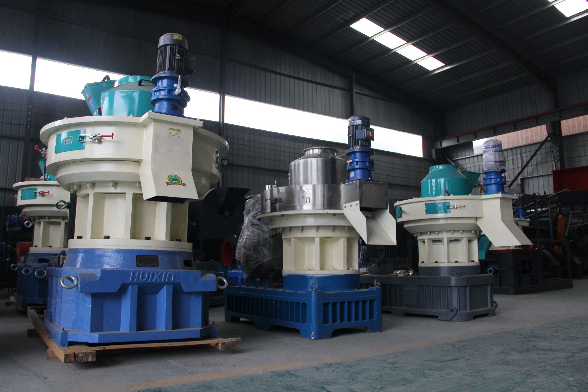 Centrifugal ring die granulator